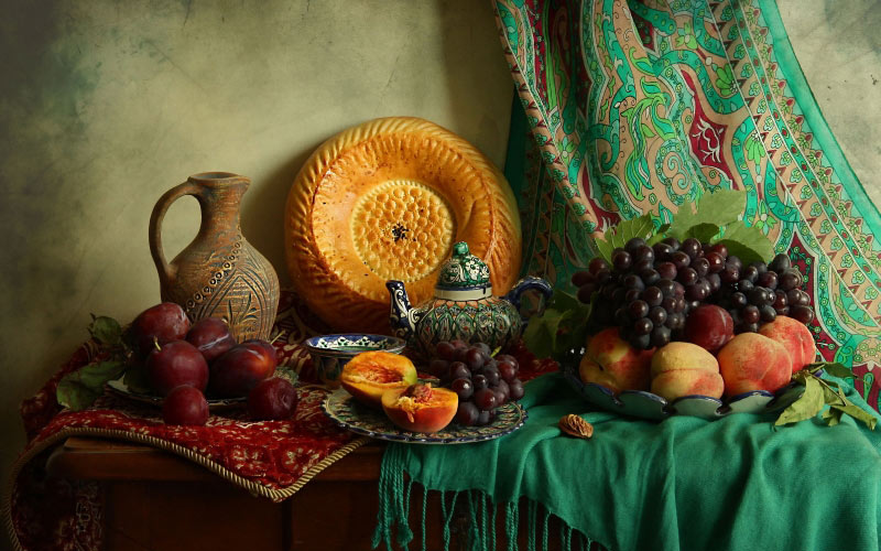 виноград, восточный натюрморт, натюрморт, натюрморт с фруктами, натюрморты, персики, слива, узбекская посуда, узбекские фрукты, фрукты