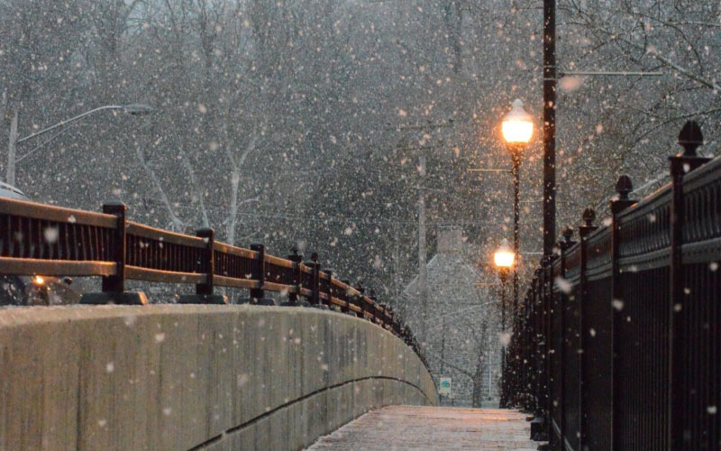 зима, снег, снегопад, метель, мост, фонарь, улица, город