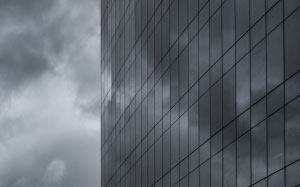 черно-белый, архитектура, облака, монохромный, небоскреб, окна, здание