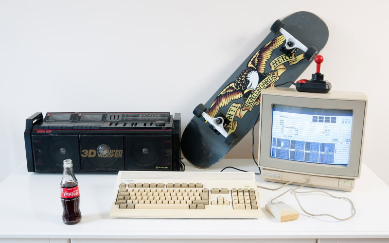 старый компьютер, ретро-компьютер, письменный стол, комната, магнитофон, скейтборд