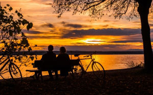 закат, пара, озеро, велосипеды, озеро, небо, романтичный, облака, оранжевый, пейзаж, осень, пара, берег, люди