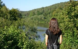 женщина, девушка, пейзаж, озеро, лес, поход, туризм, лето, рюкзак, природа, пейзаж, зеленый