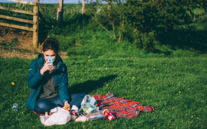 пикник, трава, человек, телефон, девушка, природа