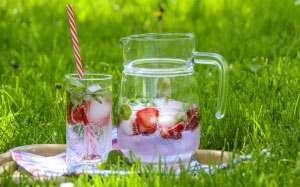strawberry drink, fruit tea, ice, refreshment, summer, cool, strawberry, mint, jug, glass, grass, leisure, garden, lawn, picnic