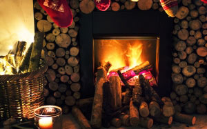 корзина, огонь, горит, новый год, украшение, огонь, камин, дрова, пламя, тепло, праздник, дом, носки, рождество, праздник