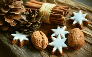 новый год, звездочки корицы, палочки корицы, сосновые шишки, рождественские украшения, канун, рождество, коричневый, рождественское печенье, выпечка, грецкие орехи