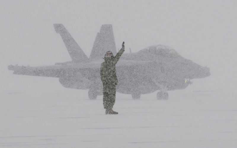 моряк, снежная буря, метель, зима, военный самолёт, истребитель