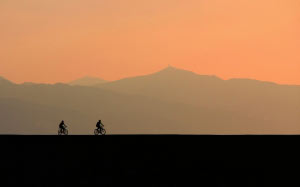 велосипеды, облака, велосипедист, рассвет, сумерки, вечер, пейзаж, туман, гора, природа, на свежем воздухе, живописный, силуэт, небо, закат, путешествия, велосипеды