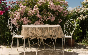 сад, стол, лето, розы, терраса, стулья, солнечно, цветы, релаксация, скатерть