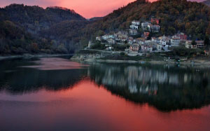 rieti, italy, village, town, buildings, architecture, sky, clouds, lake, water, reflections, mountains, sunset, fall, autumn, forest, trees, woods, 
