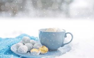 горячий шоколад, уютный, зимой, десерт, теплый, снег, кружка, пончики, вкусный, теплый напиток, горячий какао, вкусный