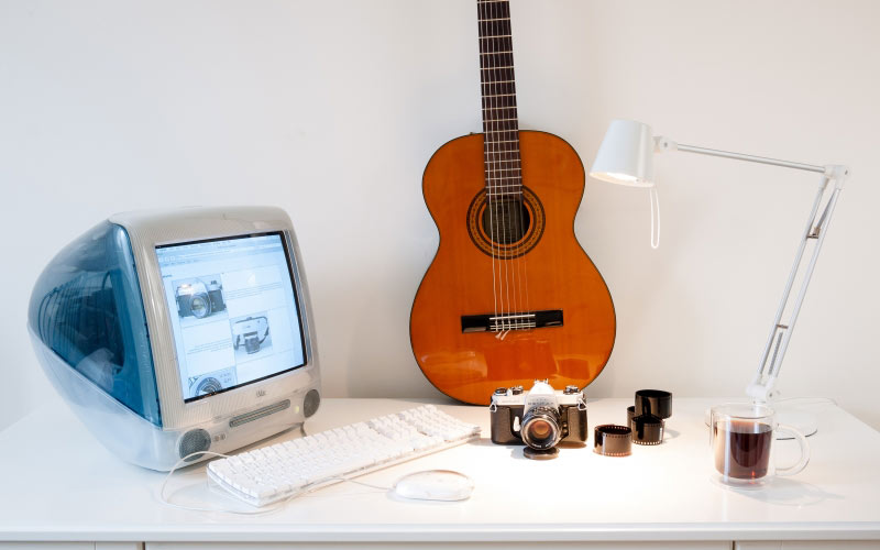 старый компьютер, мак, гитара, письменный стол, лампа, фотоаппарат