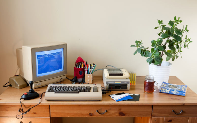 старый компьютер, ретро компьютер, рабочий стол, комната