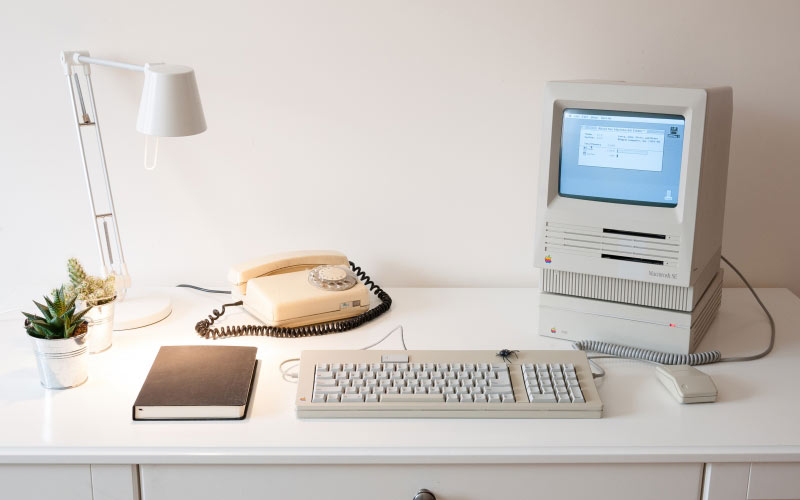 old computer, retro computer, desk, room, telephone, apple macintosh se, 80SC drive, apple adb keyboard, mouse
