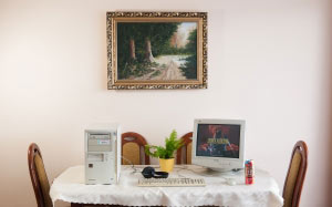 старый компьютер, ретро-компьютер, картина, стол, комната, интерьер, видеоигра
