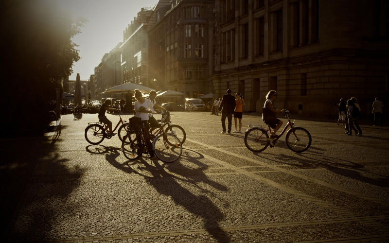 город, люди, тени, лето, велосипеды, солнечные лучи, площадь