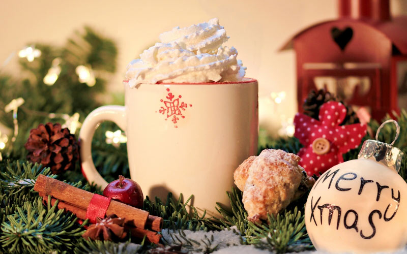 новый год, какао, пончик, палочка корицы, сосновые шишки, настроение, рождество, рождественская открытка, зима, декабрь, рождественский мотив, рождественская безделушка, крем