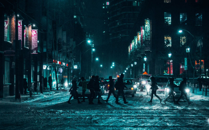 город, зима, улица, люди, толпа, времена года, снег, ночь, архитектура, освещенный, городская жизнь, транспорт, здание, люди, уличный фонарь, небоскреб, на открытом воздухе, ночная жизнь