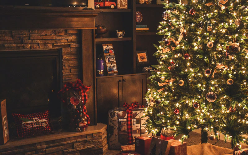 новогодняя елка, праздник, рождественские украшения, рождество, уютный, камин, подарки, в помещении, подарки, праздник, освещенный, домашний интерьер, новогодние огни, новый год