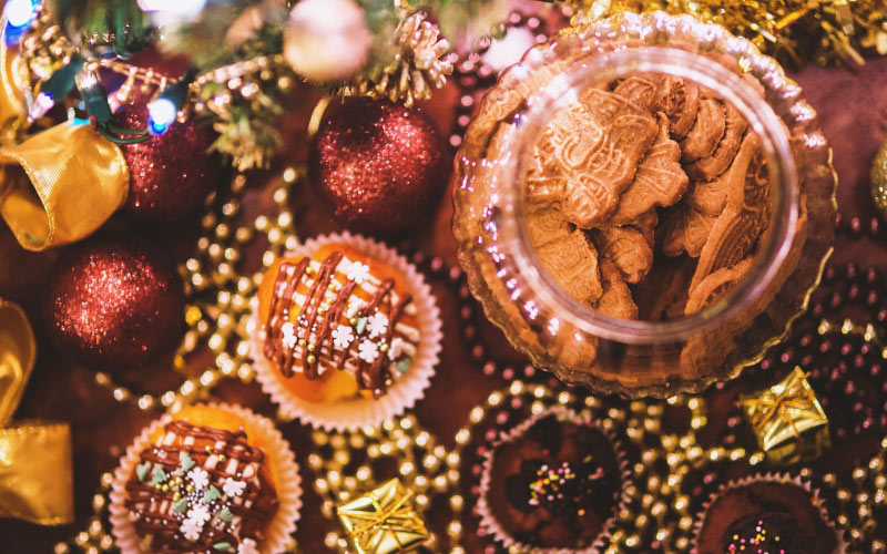 рождественское печенье, печенье, кексы, новый год, рождество, еда и напитки, еда, натюрморт, украшение, празднование, сладости, праздник, новогодние украшения, рождественский орнамент, стол