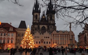 рождество, новый год, рождественская елка, башня, город, сумерки, зима, средневековый, архитектура, вечер, улица, пешеходы, рождественские украшения, праздник, площадь, церковь, туристы, огни