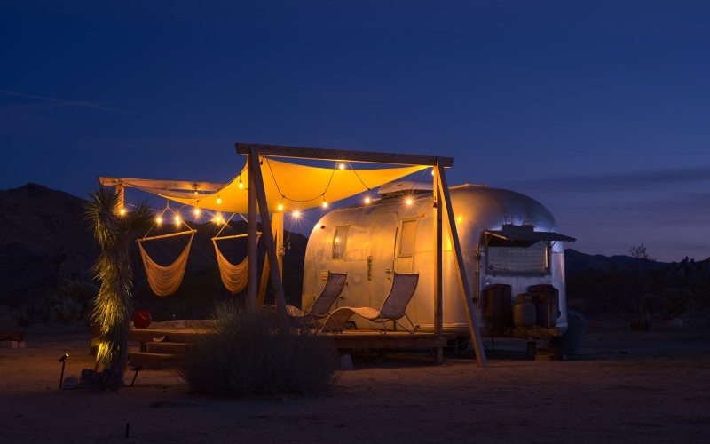 airstream safari, trailer, joshua tree, dusk, cars, vehicles, outdoors, evening, night, mobile home